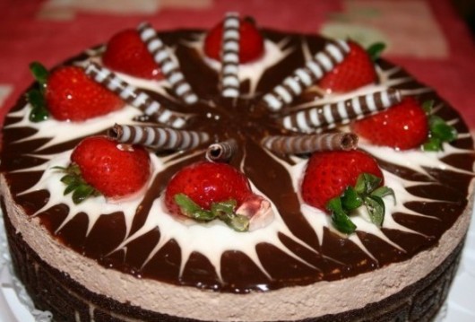 Шоколадный торт с клубникой, рецепты с клубникой, десерт из клубники, торт с клубникой, Клубника, 