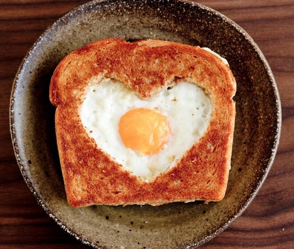 ТОП-12 вкусных идей на День святого Валентина. тост с яйцом